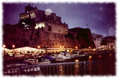 Der Hafen von Cuitadella - Abendstimmung bei starkem Scirocco